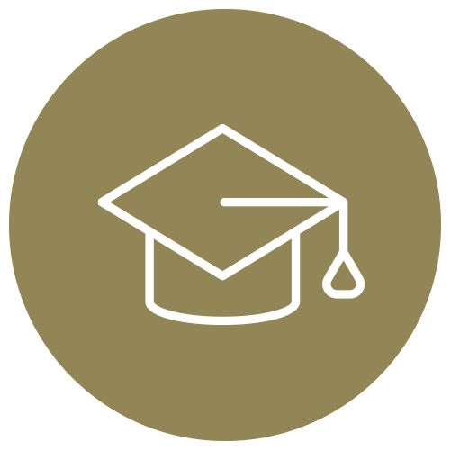 Weißer Absolventenhut mit Quaste auf goldenem Kreis. Symbol für Bildung oder Abschluss.