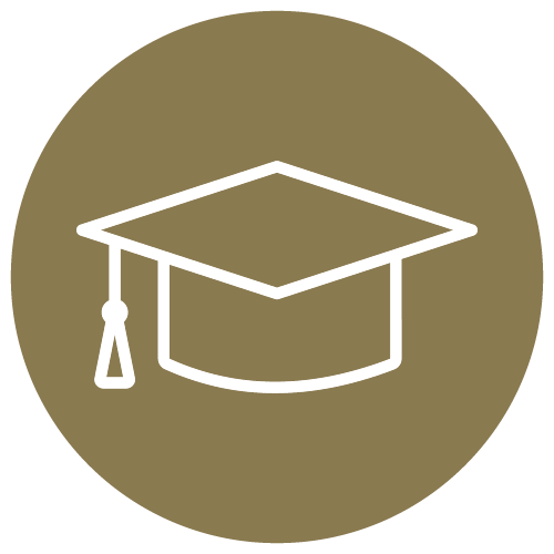 Weiße Doktorhut-Grafik auf goldenem Hintergrund symbolisiert akademische Bildung.