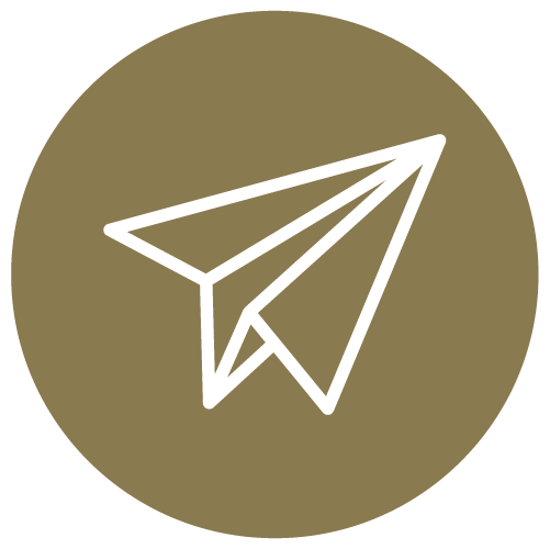 Ein weißes Papierflugzeug ist auf einem einfarbigen goldenen Hintergrund abgebildet.