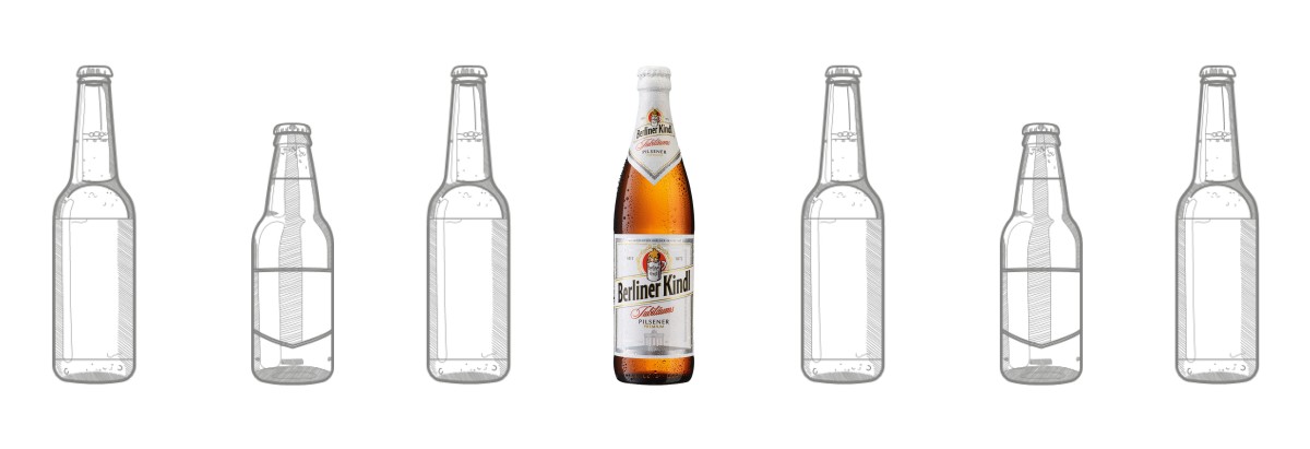 Sechs Flaschen sind in einer Reihe angeordnet, eine davon ist farbig und gefüllt.