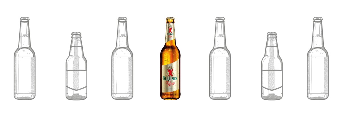 Sechs Flaschen sind in einer Reihe angeordnet, eine davon ist farbig und gefüllt.