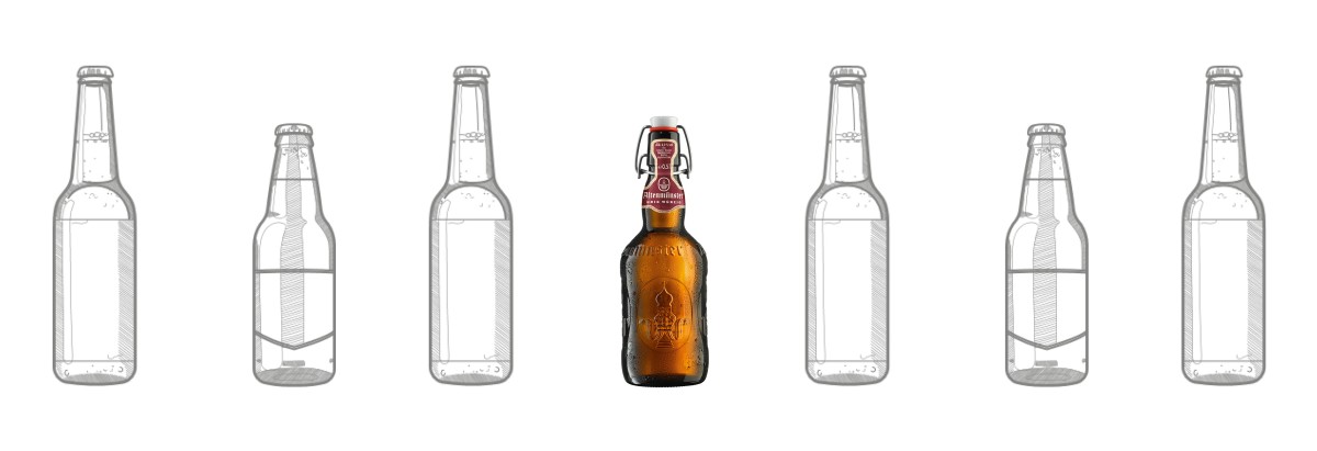 Sechs Bierflaschen in einer Reihe mit einer farbigen, beschrifteten Flasche in der Mitte.