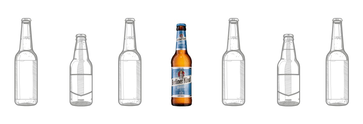 Sechs Bierflaschen sind in einer Reihe angeordnet, eine davon ist farbig etikettiert.