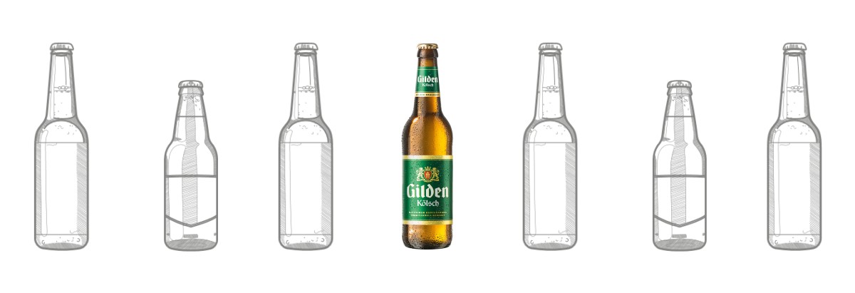 Fünf leere Bierflaschen sind neben einer gefüllten grünen Flasche mit Etikett angeordnet.