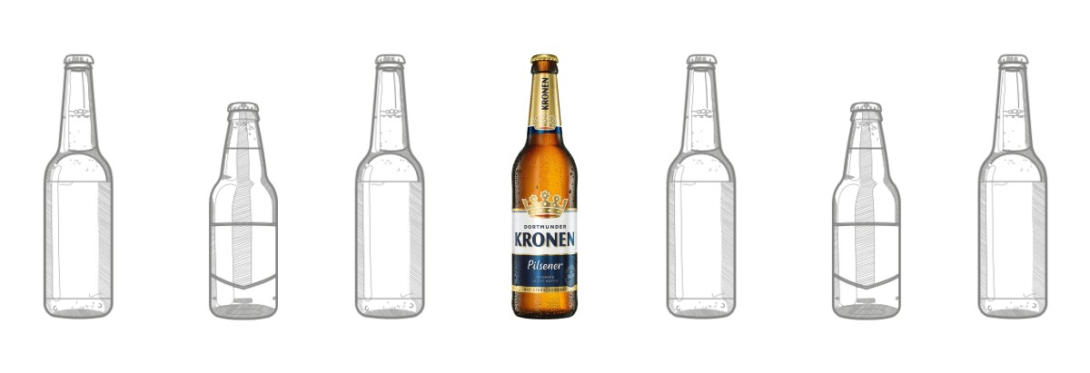 Sechs Bierflaschen sind abgebildet, eine davon ist farbig und gefüllt.