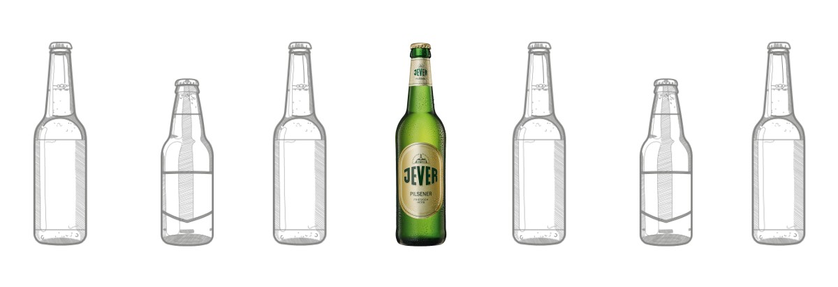 Sieben Bierflaschen werden in einer Reihe gezeigt, eine davon ist farbig und gefüllt.