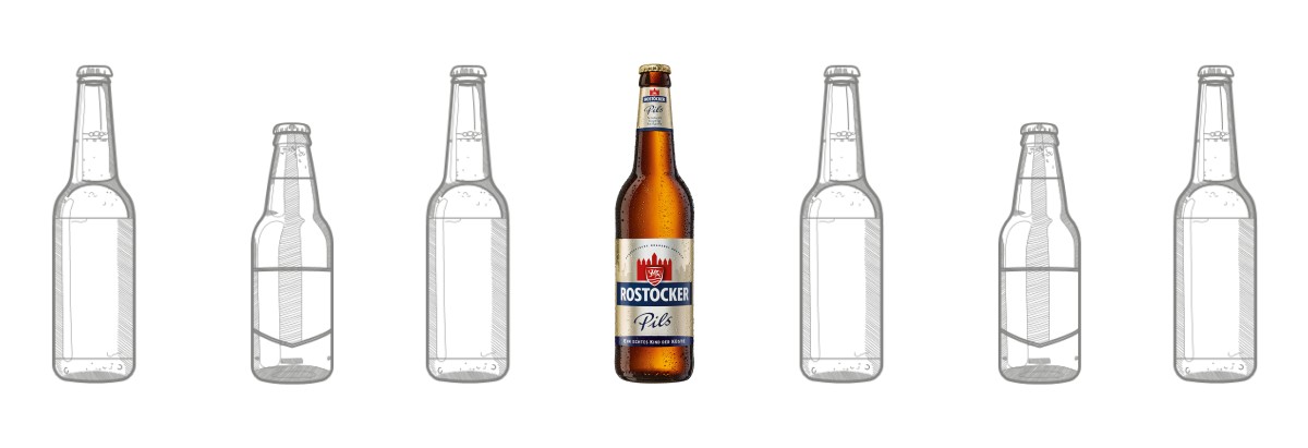 Eine Reihe von sechs Bierflaschen, die fünfte ist farbig und gefüllt.