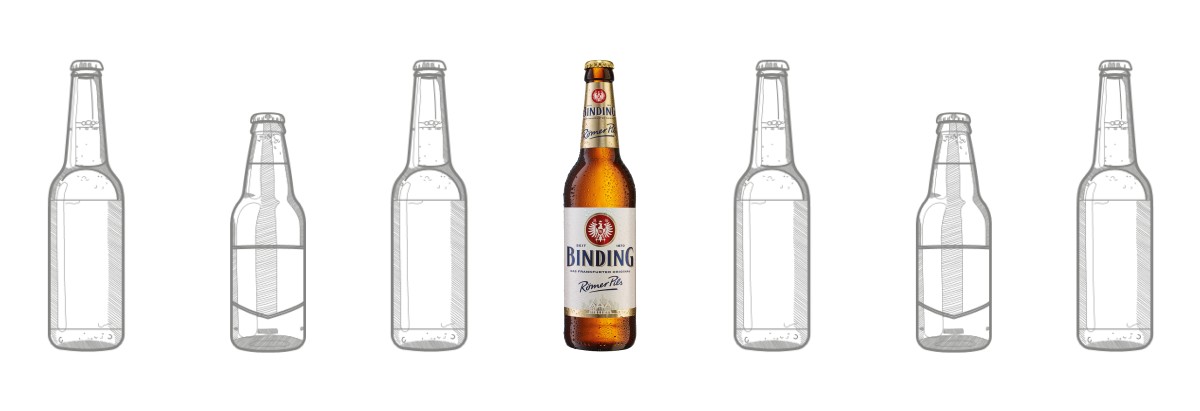 Sechs Bierflaschen in einer Reihe, eine davon ist farbig und gefüllt.