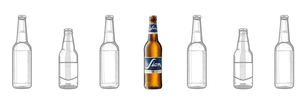 Sechs Bierflaschen sind aufgereiht, eine davon ist farbig und fotorealistisch.