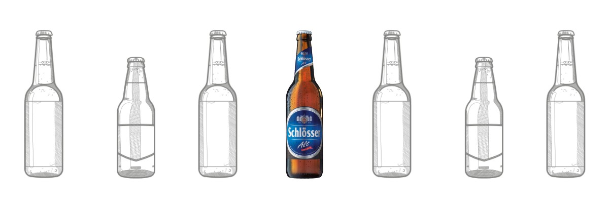 Eine kolorierte Bierflasche steht zwischen fünf skizzierten Flaschen.