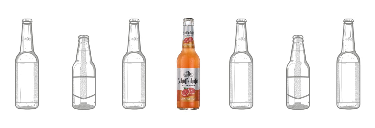 Fünf Flaschen sind in einer Reihe abgebildet, eine davon ist farbig und gefüllt.