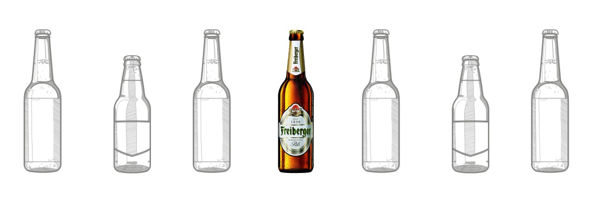 Sechs Bierflaschen in Graustufen und eine in Farbe sind horizontal angeordnet.