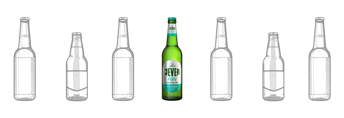 Sechs Glasflaschen sind angeordnet, eine ist farbig und gefüllt, die anderen sind grau und leer.