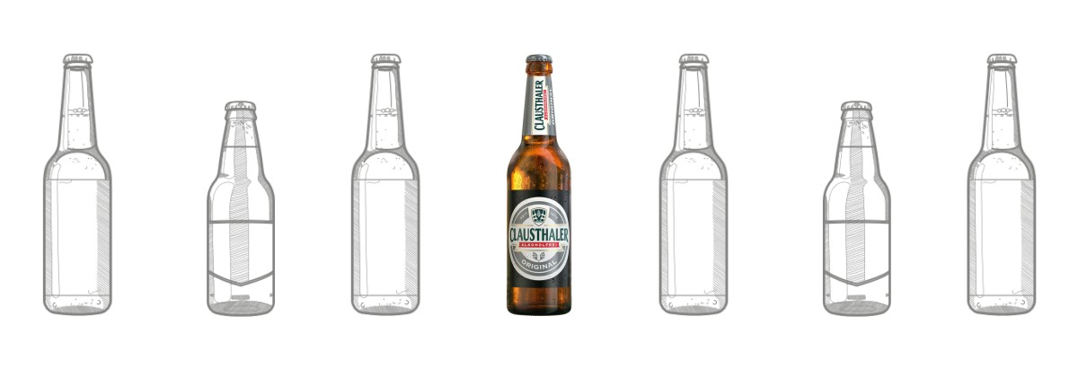 Eine Reihe von Skizzen und einer gefüllten Bierflasche ist in einer Linie angeordnet.